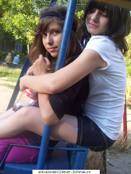 noi colegele asha... deci... roro :x:x:ne dadeam leagan mi`se vede coshu sub nas... sexxy nu? heay