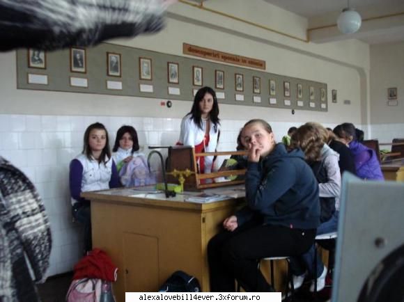 noi colegele mda fitzoasele scoli pamantului .aia mov dana, langa livia, dupa ale sunt spatele dupa