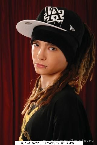 Este identica! - *Miha* - * A R H I V A ~ F A N  ~ F I C T I O N   *