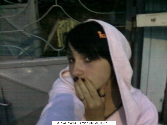 This Is ME!!! (>.<)) - )) mai vreti shi acuma?:)) - * P I C T U R E S  ~ W I T H ~ U S *