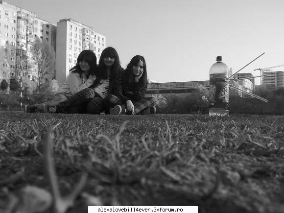 elisu^^ - hai ca mai pun o poza:D laly leez si eu - * P I C T U R E S  ~ W I T H ~ U S *