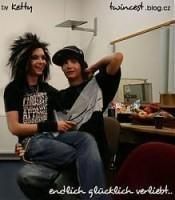 funny pic`s - Aici zici k Tom e mosh craciun mi`l si - *T O K I O ~ H O T E L  *