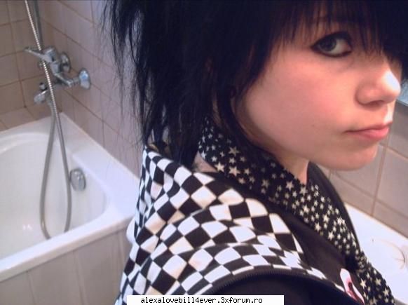 love is dead..but it's comme back... - Y ink o tzinea in bratzele - * A R H I V A ~ F A N  ~ F I C T I O N   *