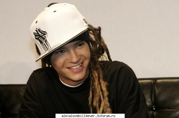 ploua!!! - ms mult!!!:):) T cu mine! Si ma trage dupa el - * F A N ~ F I C T I O N  *