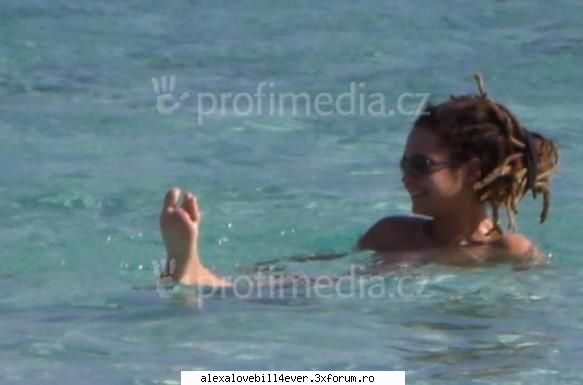 poze - mama ce leas face acolo in apa=)) - *T O K I O ~ H O T E L  *